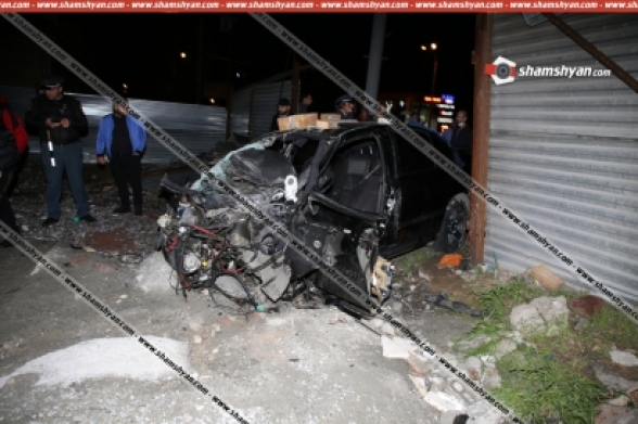 Երևանում BMW-ն բախվել է էլեկտրասյանը ու տապալել երկաթե ցուցանակը. կան վիրավորներ
